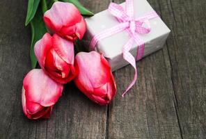 flores de tulipanes de primavera y caja de regalo foto