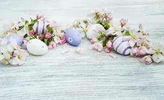 huevos de pascua con flor foto