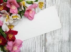 tarjeta de papel con flores de alstroemeria foto