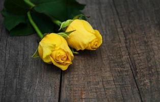 rosas amarillas en una mesa foto