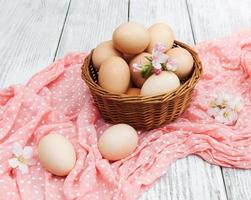 huevos de pascua y flor de manzano foto