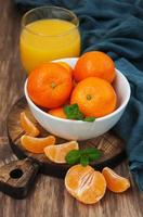 vaso de jugo de mandarina foto