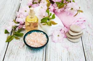 productos de spa con flor de sakura foto