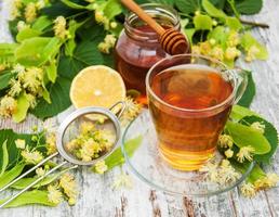 taza de té de hierbas con flores de tilo foto