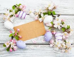 huevos de pascua y tarjeta de felicitación foto