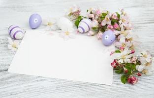 huevos de pascua y tarjeta de felicitación foto