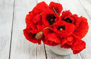 amapolas rojas en un florero foto