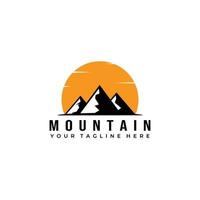 aventura de montaña logotipo salvaje vector ilustración diseño arte vintage
