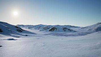 paysage aérien de montagnes enneigées et de rivages glacés en antarctique video