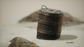 oude houten mand op het zand op het strand video