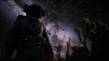astronauten- und sternenmilchstraßenbildung im death valley video