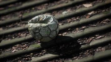 bola de futebol velha no telhado de uma casa video