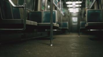Dentro del viejo vagón de metro no modernizado en EE.UU. video