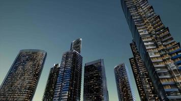 rascacielos de la ciudad en la noche video