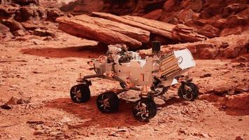 mars rover persévérance explorant la planète rouge. éléments fournis par la nasa. video