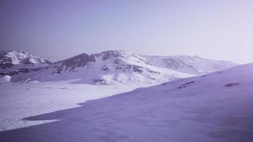 montañas nevadas en alaska con niebla video