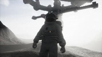 astronauta caminando en un planeta marte video