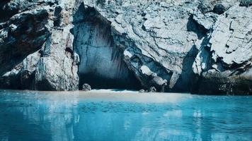 vista costiera di una spiaggia di sabbia con scogliere video