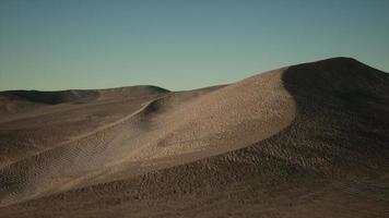 vista aérea de grandes dunas de arena en el desierto del sahara al amanecer video