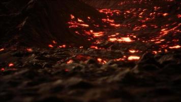 röd orange levande smält lava som rinner ut på grå lavafält och glänsande stenig mark video