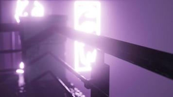 neonlichter im weichen fokus auf der straße mit nebel in der nacht video