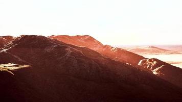 paisaje de montaña de invierno al atardecer video