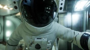 astronaute à l'intérieur de la station spatiale orbitale video