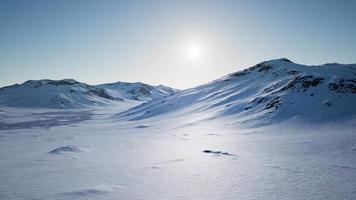 flyglandskap av snöiga berg och isiga stränder i Antarktis video