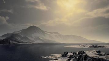 montagne coperte di ghiaccio nel paesaggio antartico video