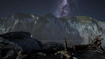 hyperlapse van nachtelijke sterrenhemel met berg- en oceaanstrand in lofoten noorwegen video