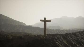 cruz de madeira crucifixo na montanha video