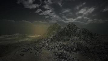 ciel d'orage dramatique au-dessus des montagnes rugueuses video