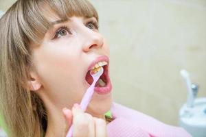 mujer en el dentista para la prevención dental foto