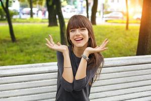 mujer joven en el parque emociones sorpresa en su rostro en un día soleado de verano foto