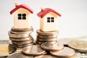 Casa en monedas de pila, concepto de financiación de préstamos hipotecarios hipotecarios. foto