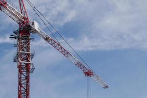 grúa torre de construcción contra el cielo nublado. foto