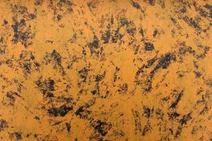pared rayada pintada de color amarillo. metal de textura abstracta, yeso. concepto de fondo de estilo grunge. representación 3d foto