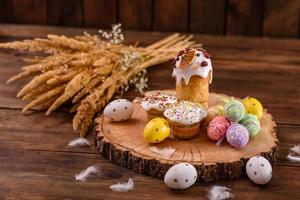 tortas festivas con glaseado blanco, nueces y pasas en la mesa festiva foto