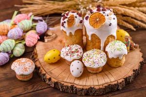 tortas festivas con glaseado blanco, nueces y pasas en la mesa festiva foto