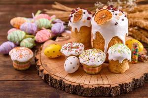 tortas festivas con glaseado blanco, nueces y pasas en la mesa festiva foto