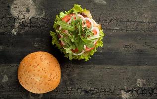 hamburguesa con queso sobre una superficie de madera foto