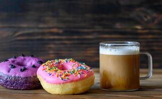 donas con una taza de café foto