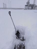 mucha nieve, despejando caminos de nieve, una herramienta para quitar la nieve. foto