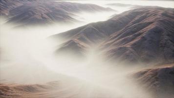 paysage de montagne avec brouillard profond le matin video