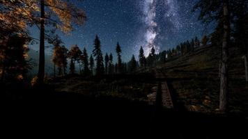 la vía láctea sobre el ferrocarril y el bosque video