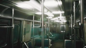 vagão de metrô nos eua vazio por causa da epidemia de coronavírus covid-19