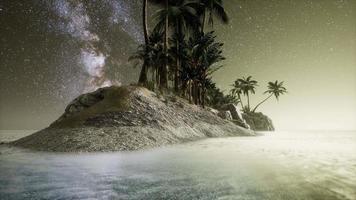 Wunderschöner tropischer Fantasiestrand mit Milchstraßenstern am Nachthimmel video