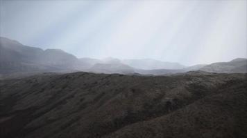 rayos de sol contra el telón de fondo de las montañas video