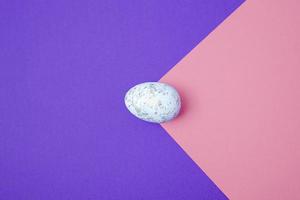 huevos de Pascua sobre un fondo de color. banner festivo con espacio de copia. foto