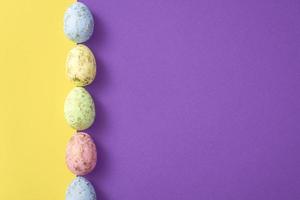 huevos de Pascua sobre un fondo de color. banner festivo con copyspace foto